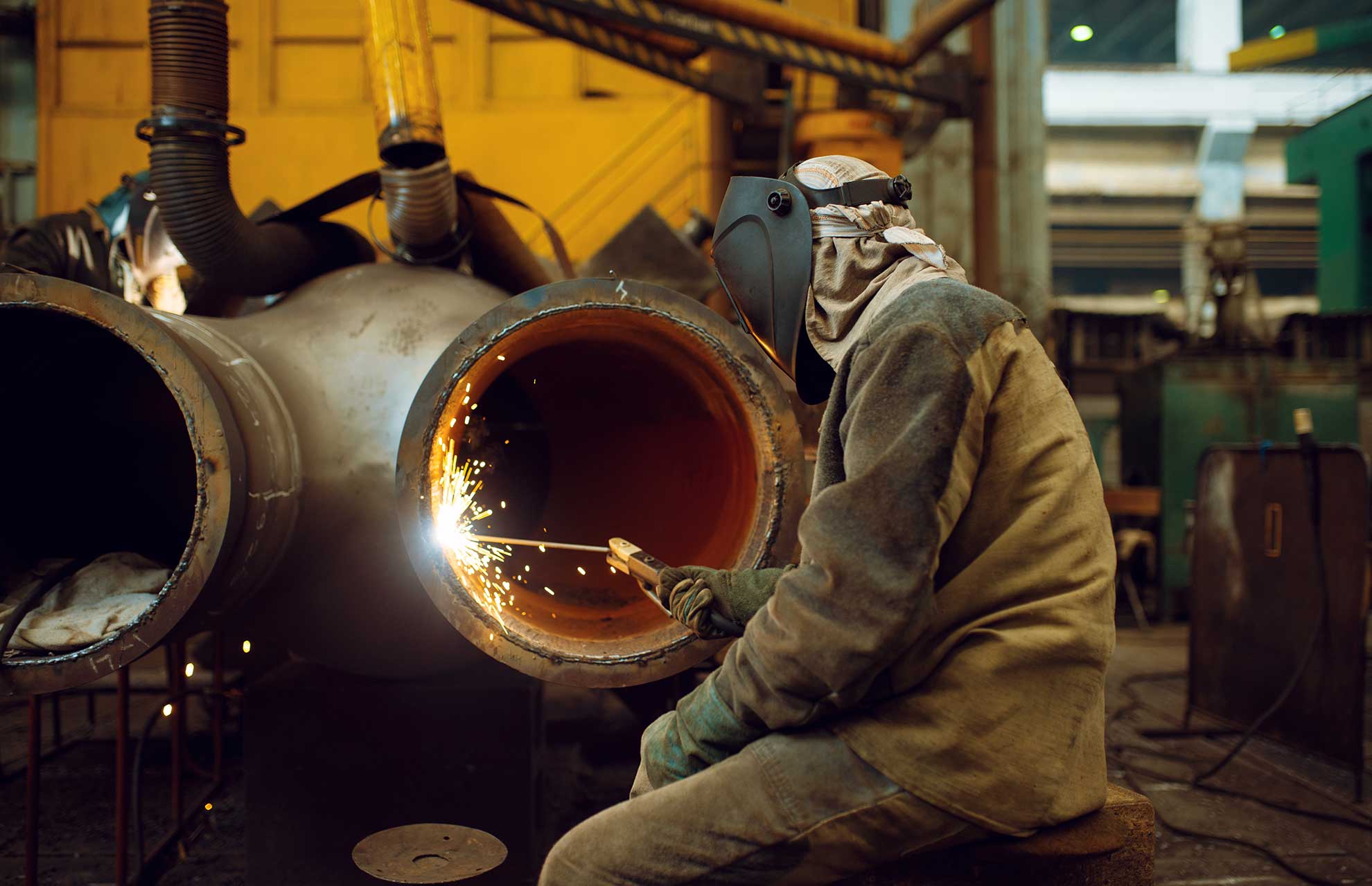 welder-works-with-metal-on-factory-welding-skill-8U4ZGJ3